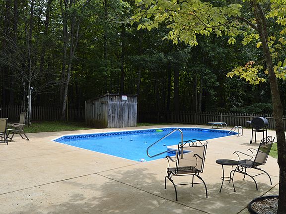 Large Entertaining Yard!