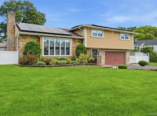 2 Peppermill Rd, Roslyn, NY 11576