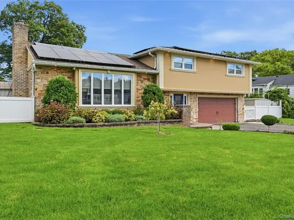2 Peppermill Road, Roslyn, NY 11576