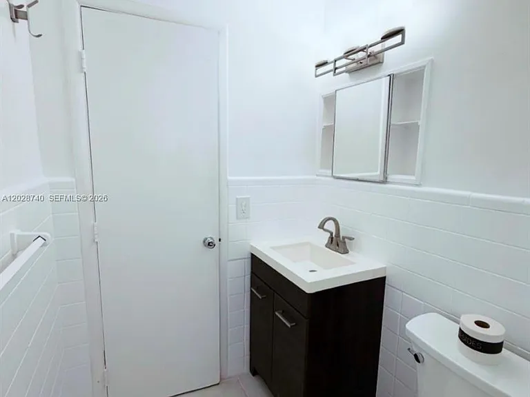 1077 SW 2nd St #2 — Photo 10