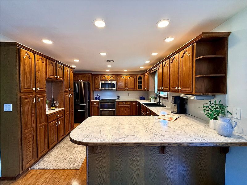 4th image of 106 Perkins Street N