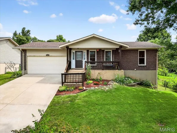 1061 Sunridge Trl W, Pevely, MO 63070