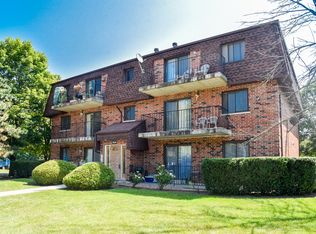 1204 Whispering Hills Ct APT 304, Naperville, IL 60540