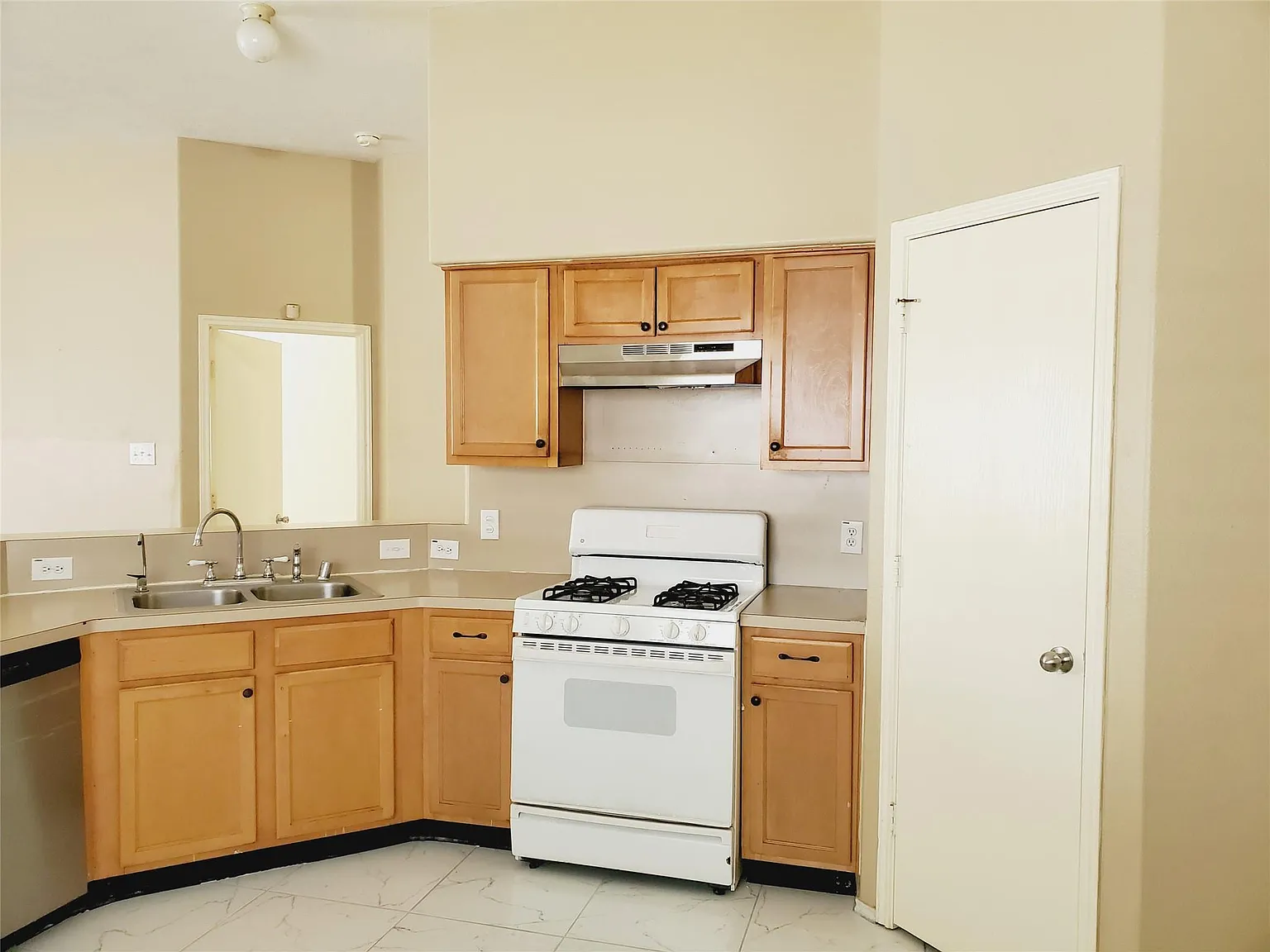 3 bed, 2.0 bath, 1613 sqft, $1,930 — Photo 2