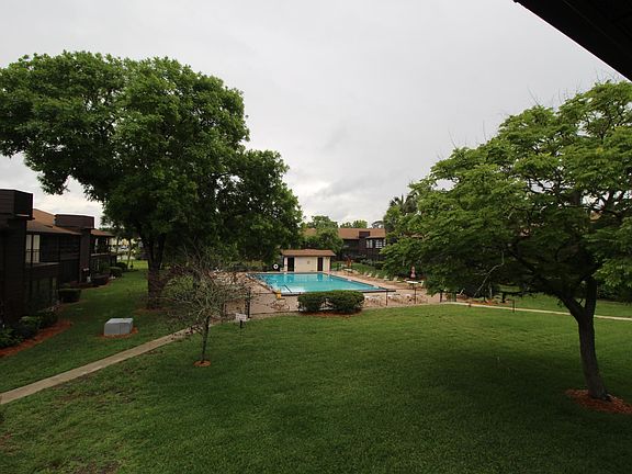 3rd image of 520 Bahia Cir #B