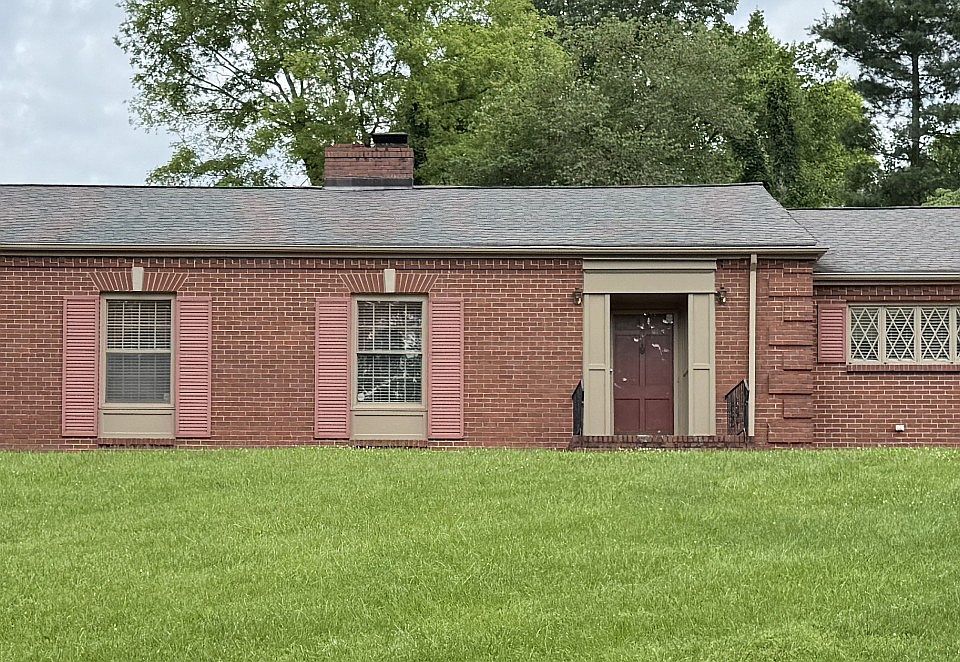 1st image of 105 3rd Ave E