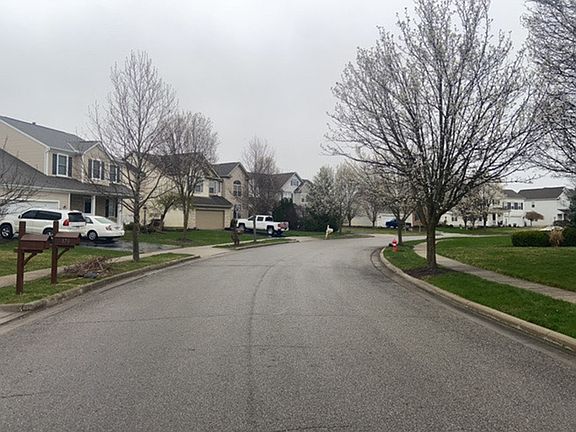 4th image of 183 Fox Glen Dr W