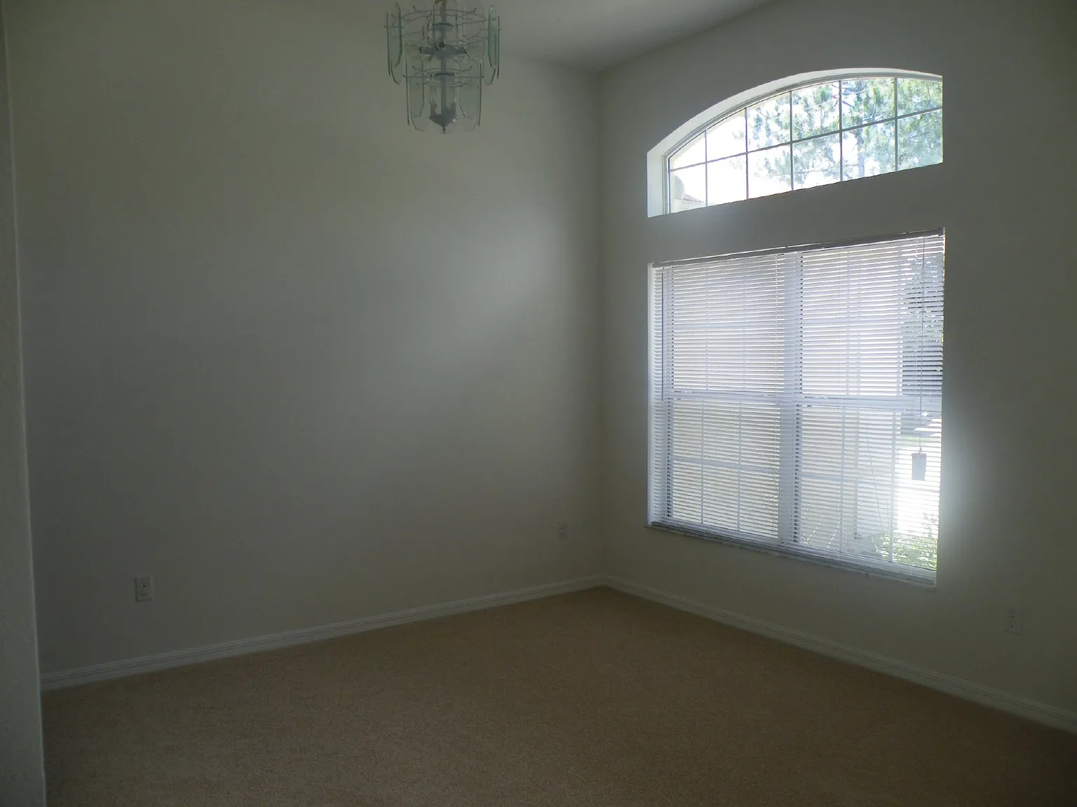 4 bed, 2.0 bath, 2050 sqft, $1,900 — Photo 3