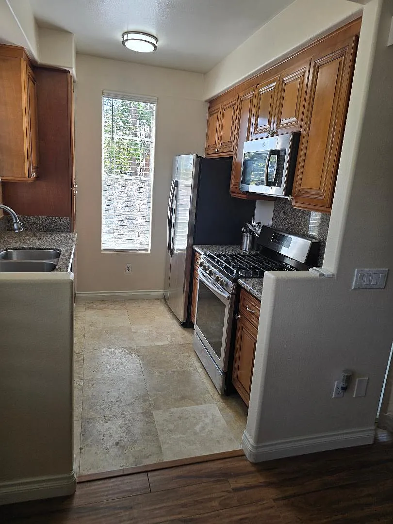 2 bed, 944 sqft, $3,500 — Photo 3