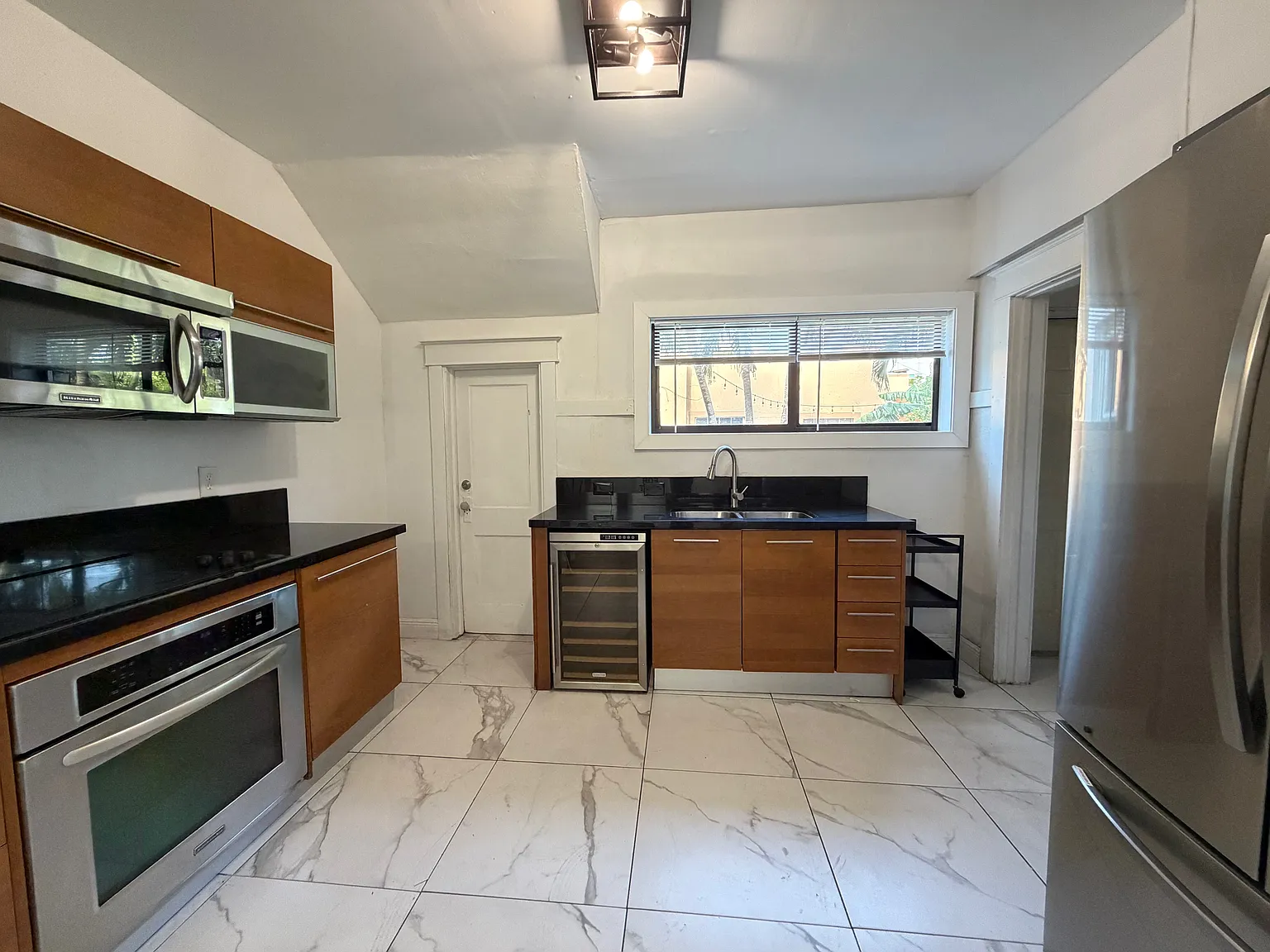 1 bed, 900 sqft, $1,950 — Photo 4