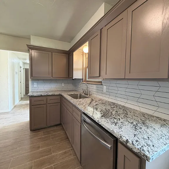 1400 Tanglewood Dr — Photo 3