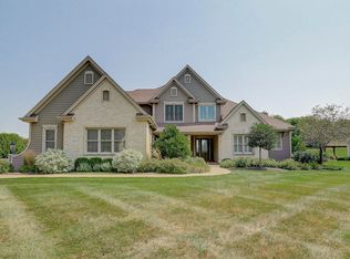 1204 Mary Hill Cir, Hartland, WI 53029