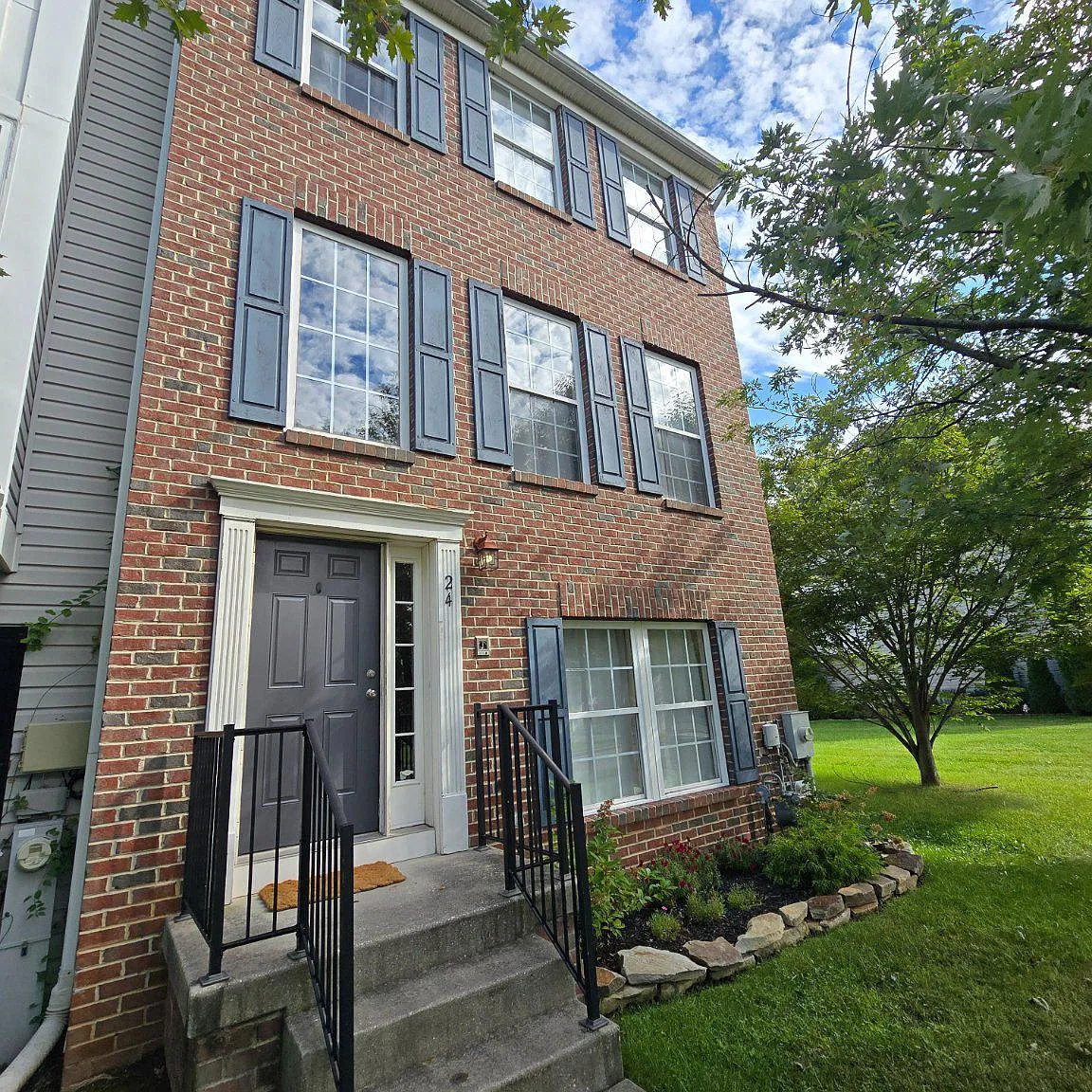 4 bed, 3.5 bath, 1932 sqft, $2,800 — Photo 2