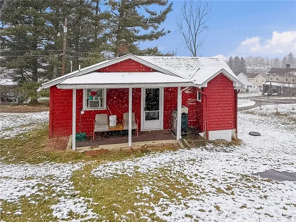 1513 Sycamore Ln, Mount Pleasant, PA 15666