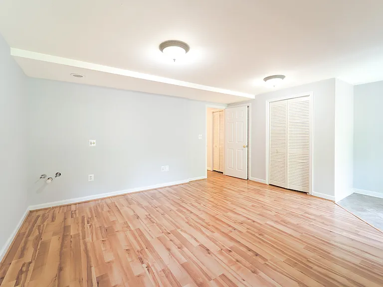 413 Lakeview Ct — Photo 29