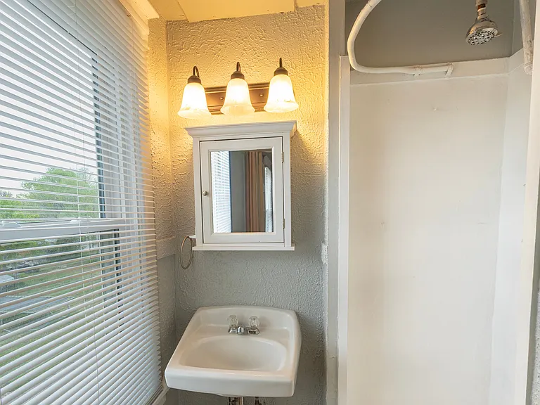 1113 Kingsbury St — Photo 4