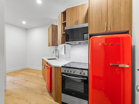 3rd image of 190 6th Ave APT 3RN