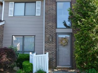 238 Pond View Ln, Smithtown, NY