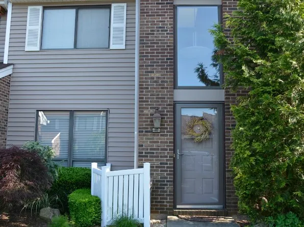 238 Pond View Ln, Smithtown, NY 11787