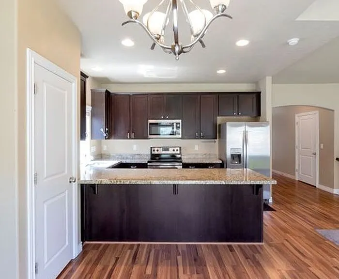 1848 W Woodview Dr — Photo 8