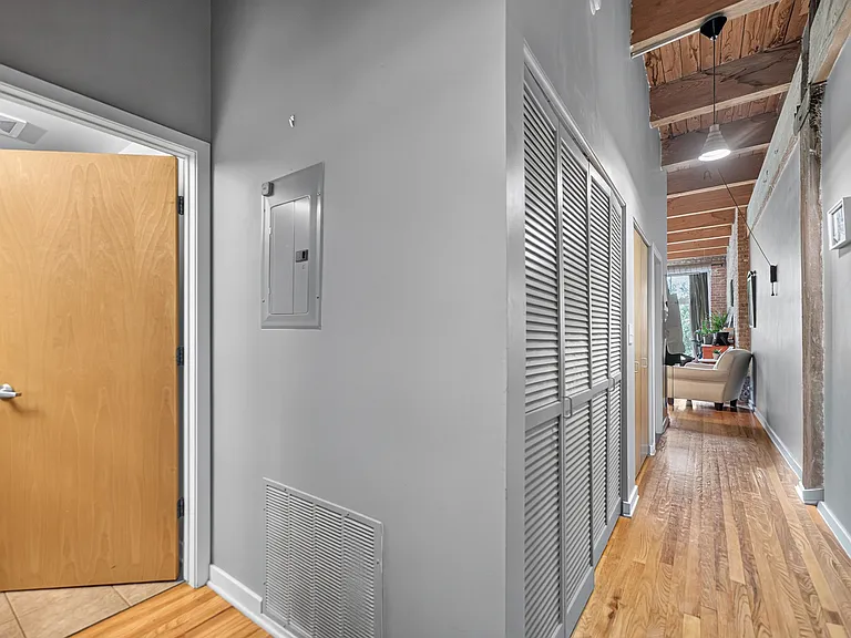 2201 W Wabansia Ave #17 — Photo 2