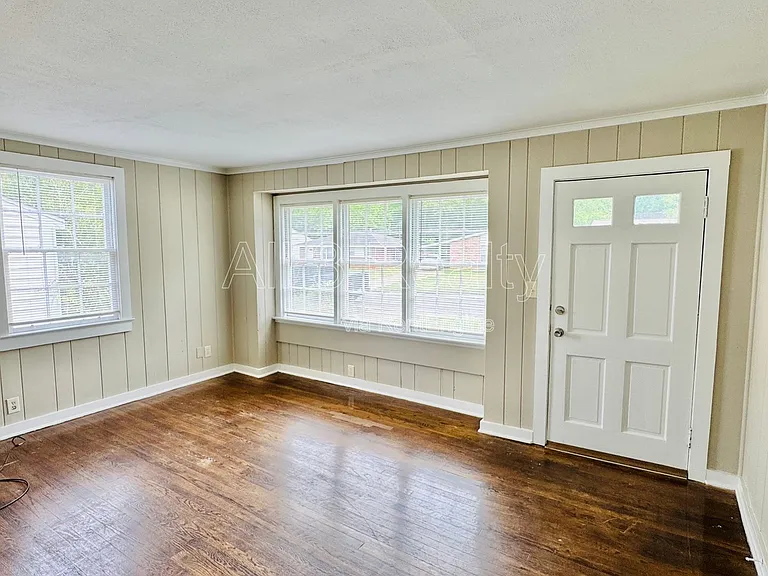2023 Windsor Ave — Photo 5