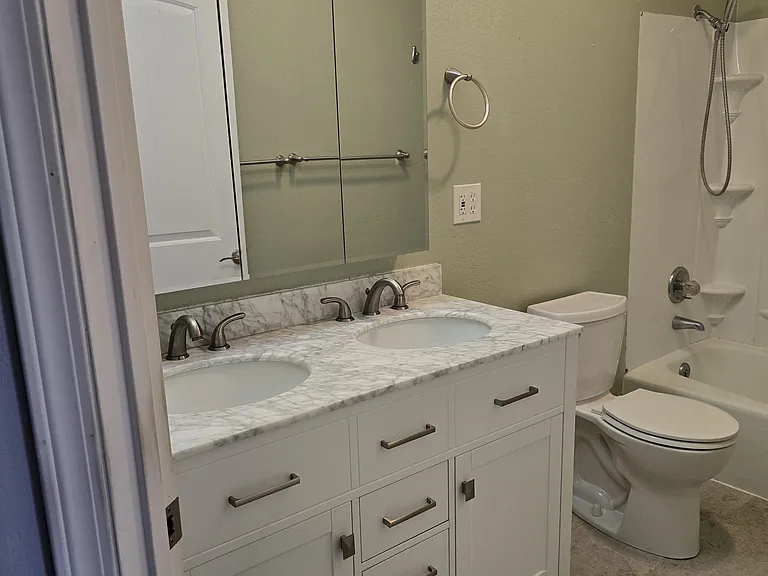 2368 Redwood Ave — Photo 18