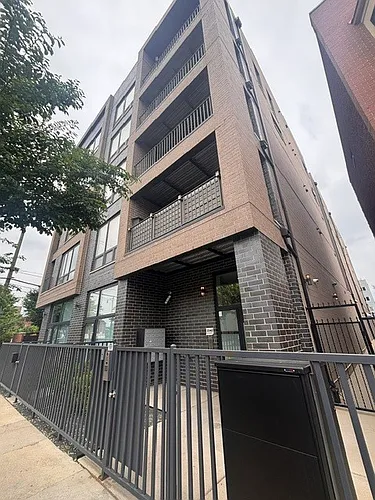 2342 W Adams St Photo 1