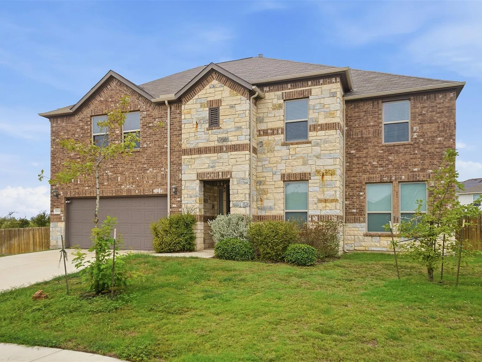 5 bed, 3.0 bath, 3605 sqft, $3,200 — Photo 2