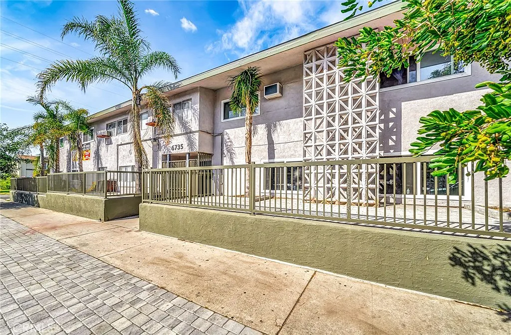 2 bed, 600 sqft, $2,300 — Photo 1