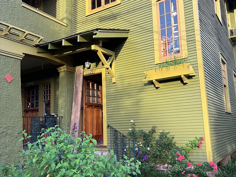 2225 Dante St — Photo 1