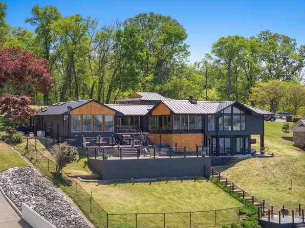 105 Lake View Dr, Muscle Shoals, AL 35661