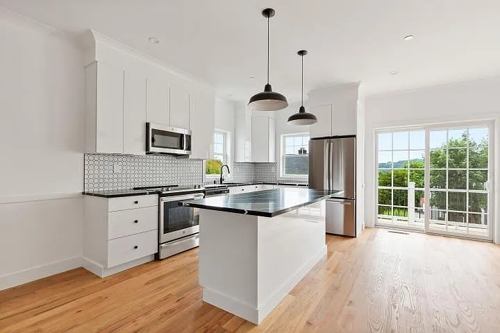 109 Park Ave E — Photo 10