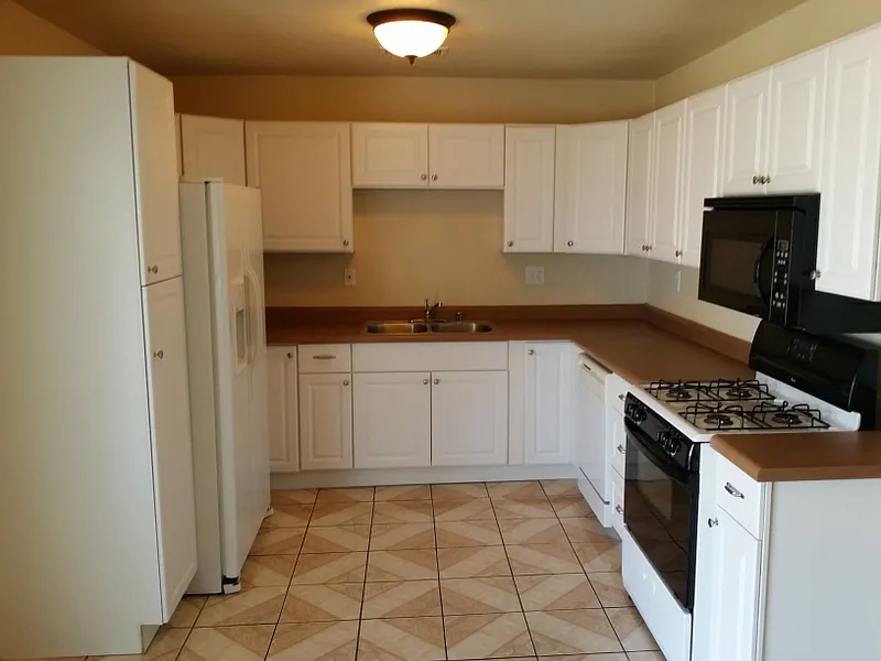 3 bed, 1000 sqft, $1,950 — Photo 4