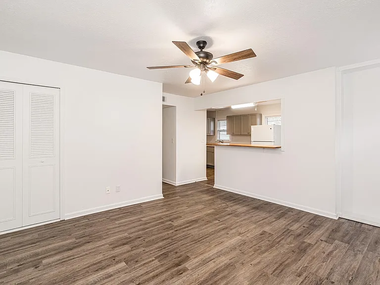 6910 Stablelake Ct — Photo 4
