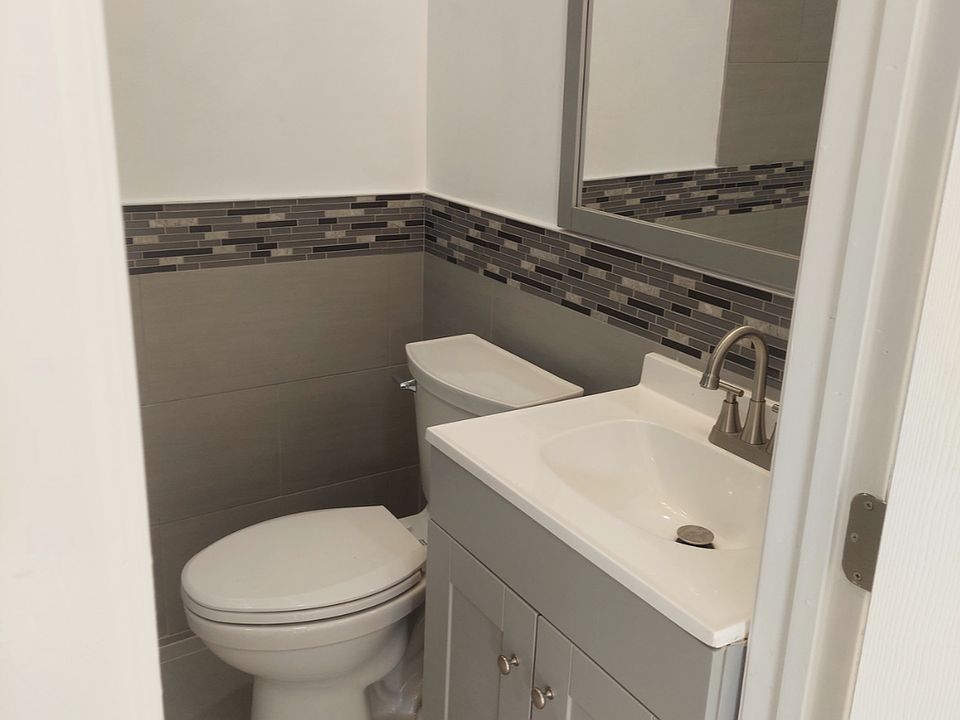 2nd image of 1722 Coronado Ave APT Q
