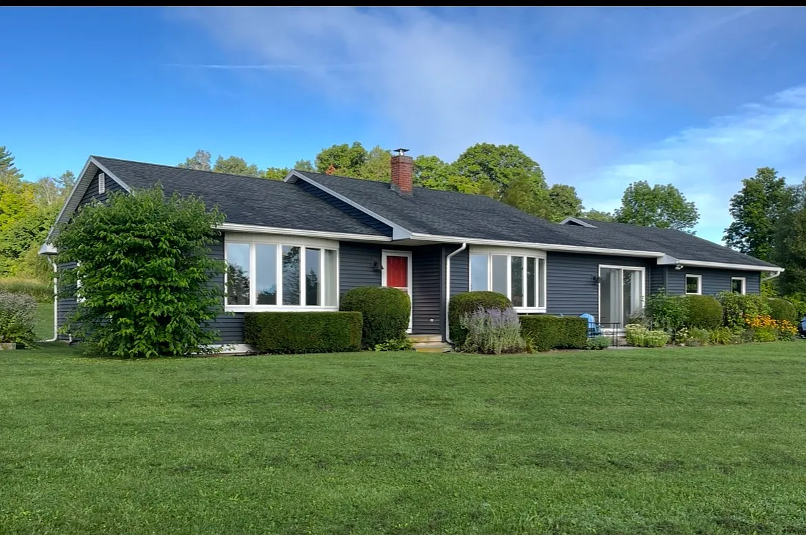 3 bed, 1256 sqft, $4,250 — Photo 2