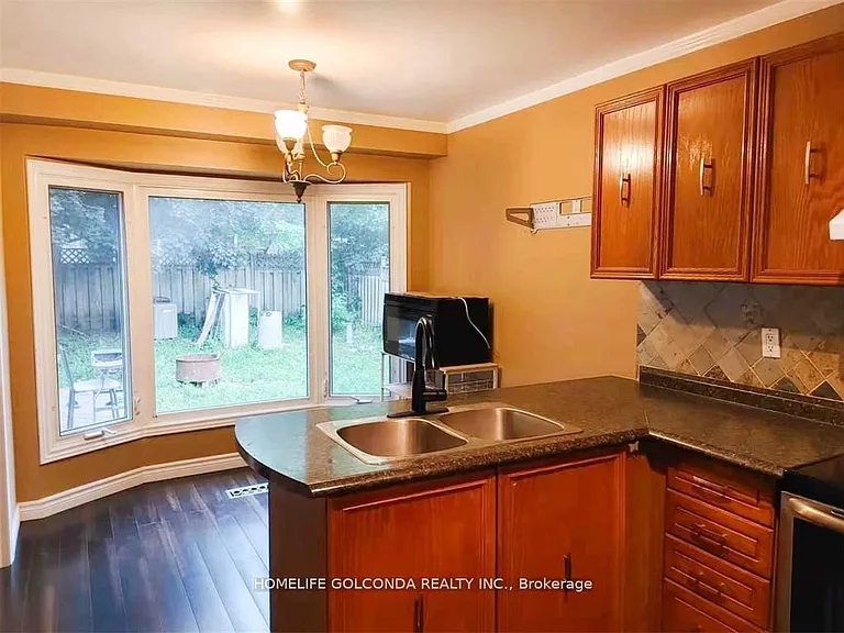 48 Hadden Cres — Photo 5