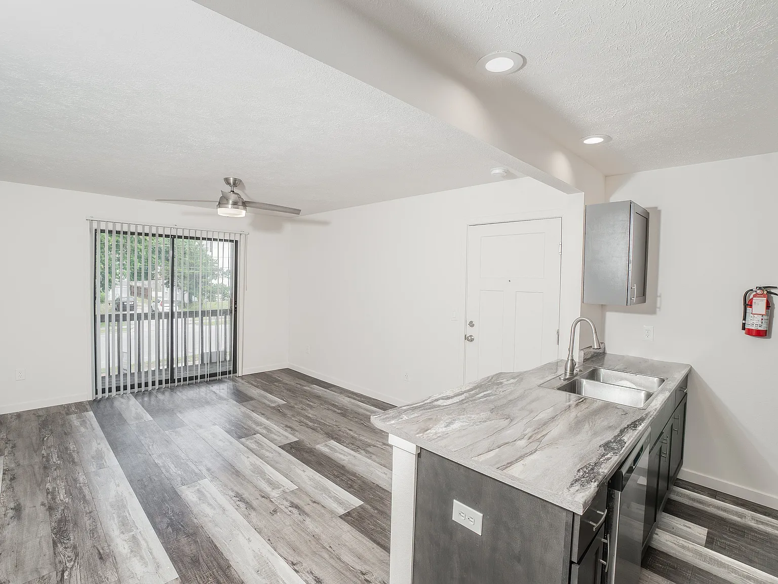 El Chaparral Apartments — Photo 2