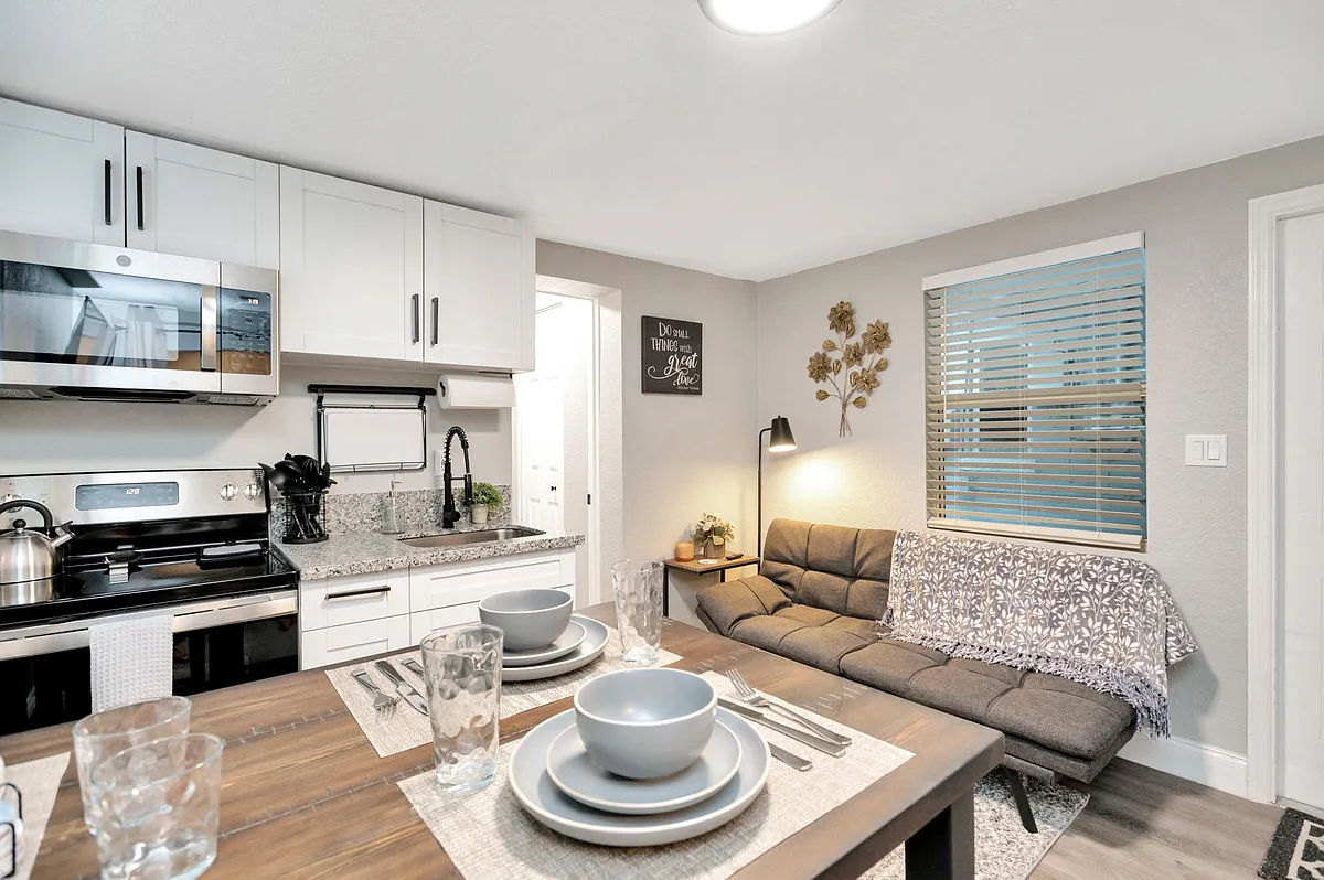 Fully stocked kitchen - 1235 Grove St #B