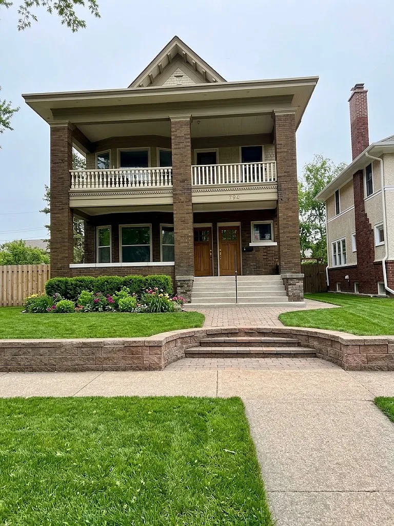 784 Laurel Ave — Photo 1