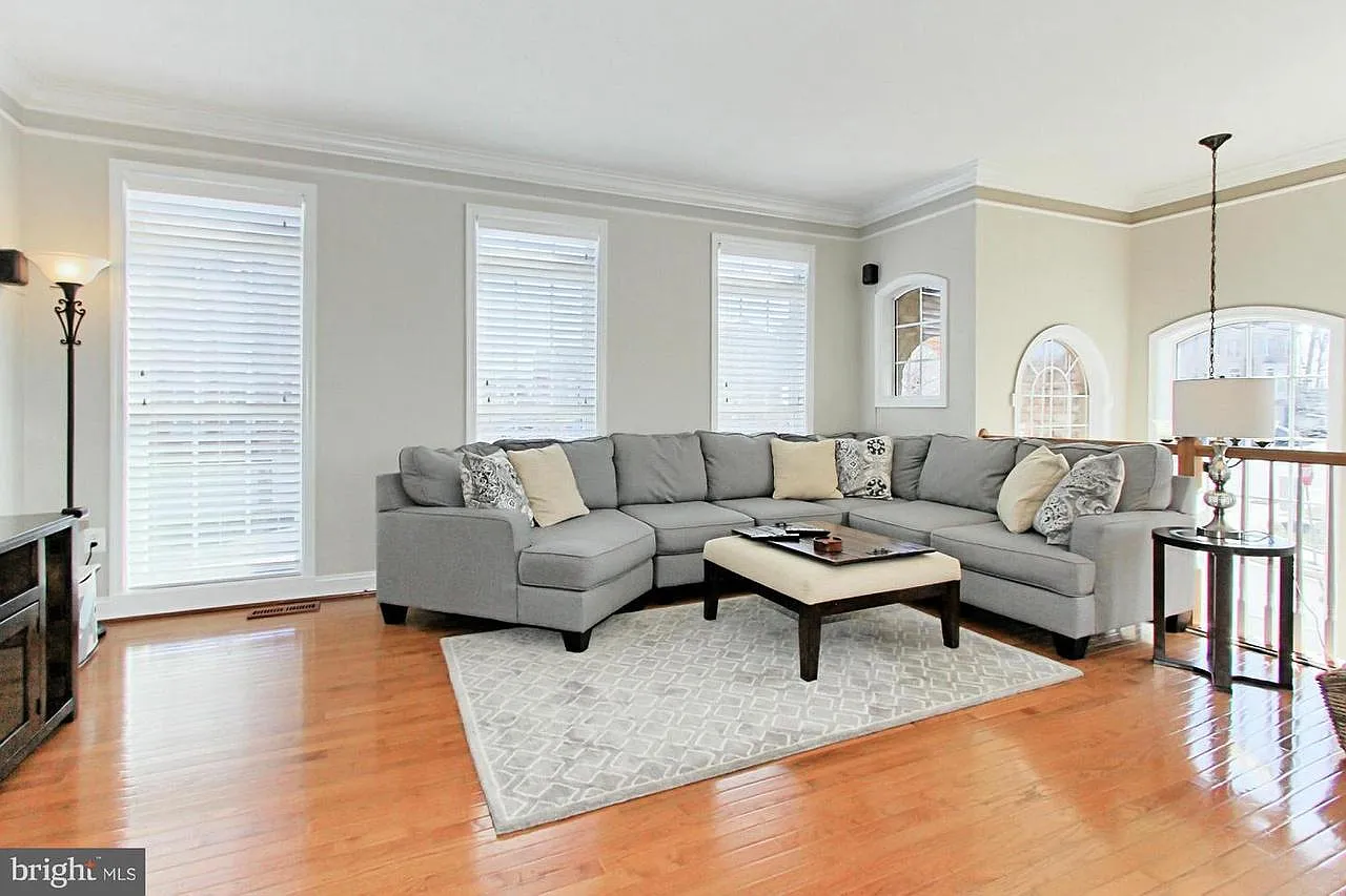 3 bed, 3.5 bath, 2664 sqft, $3,300 — Photo 4
