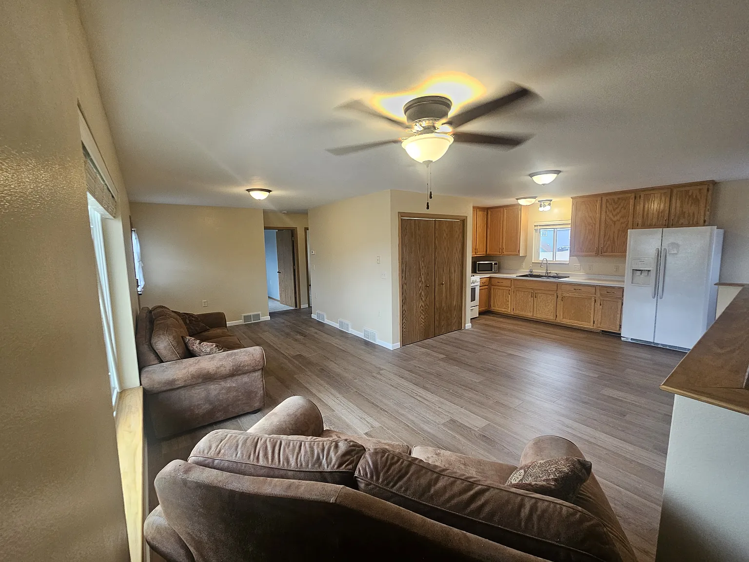 3 bed, 2016 sqft, $1,900 — Photo 3
