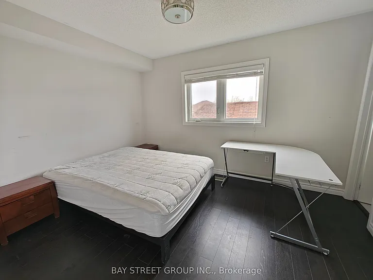 256 Glenashton Dr — Photo 15