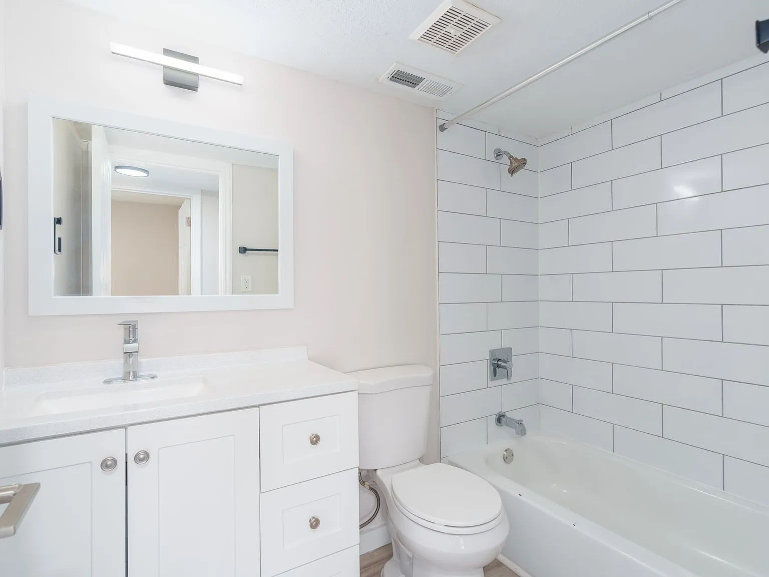 The Oaks Apartments — Photo 3