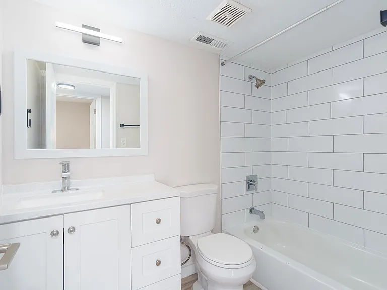 The Oaks Apartments — Photo 3