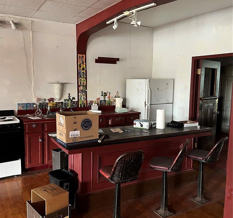 2nd image of 131 N Main St
