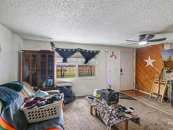 3rd image of 944 Katherine St