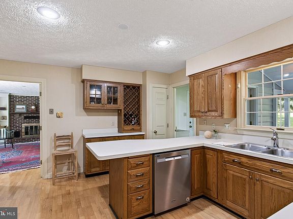 4th image of 102 Forest Valley Rd