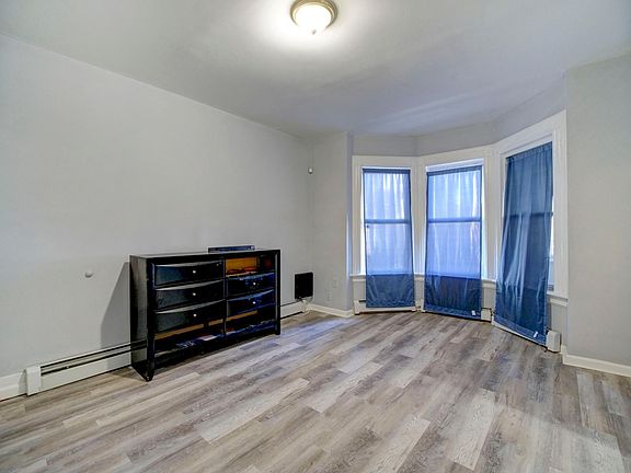 3rd image of 72 Linden Ave Floor 1